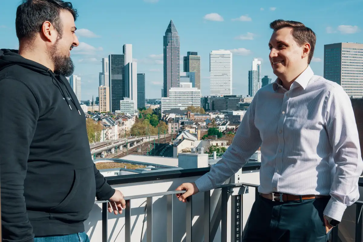 Gespräch auf der Dachterrasse mit Blick auf die Frankfurter Skyline