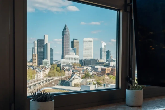 Skyline Blick im Büro Frankfurt